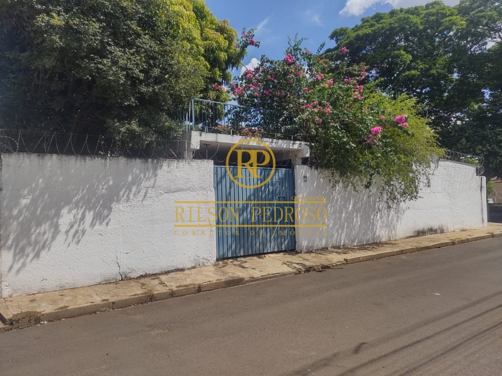Casa com salão comercial integrado